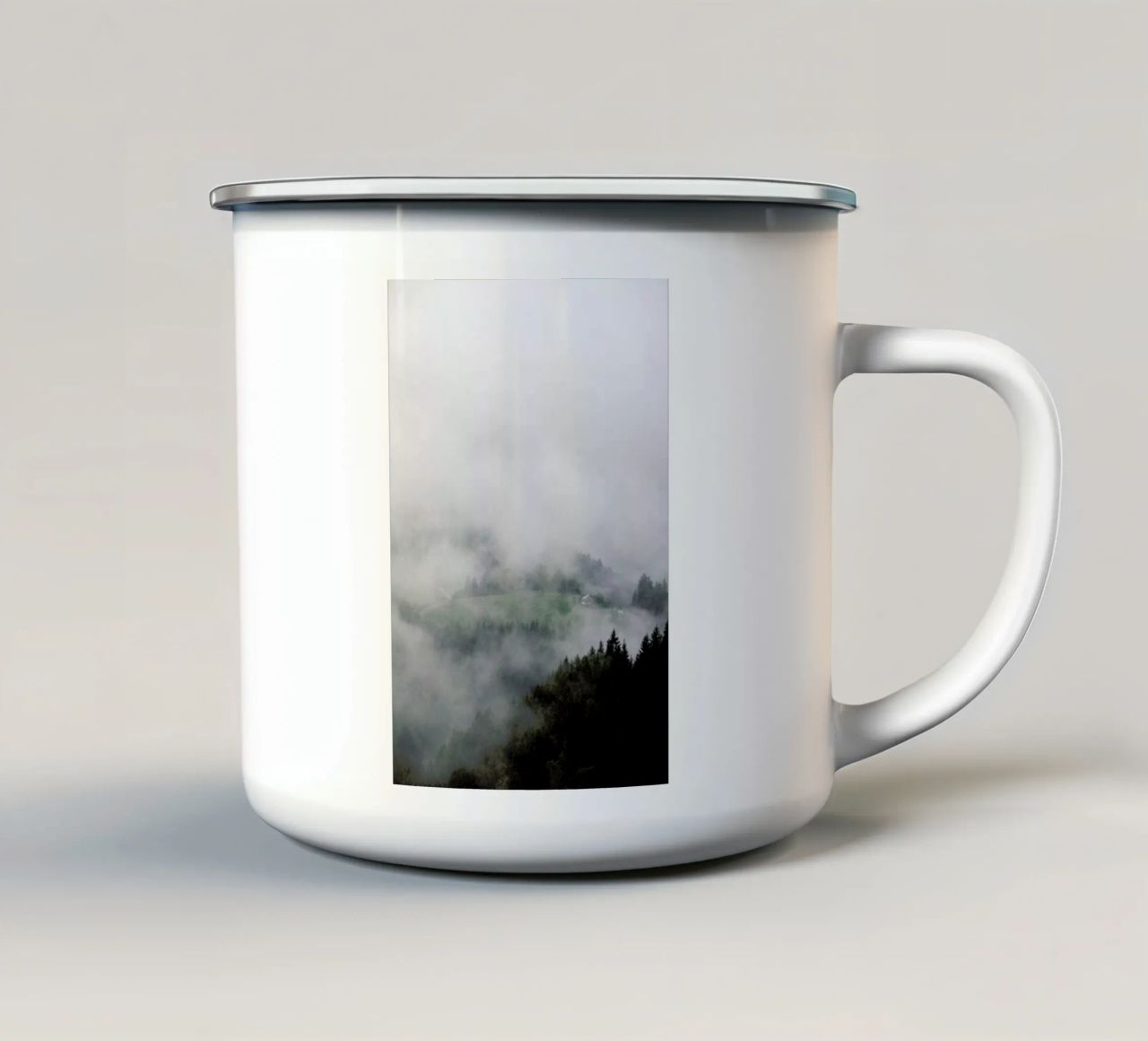 The House in the Mountains tazza in smalto da Studio Nahili
