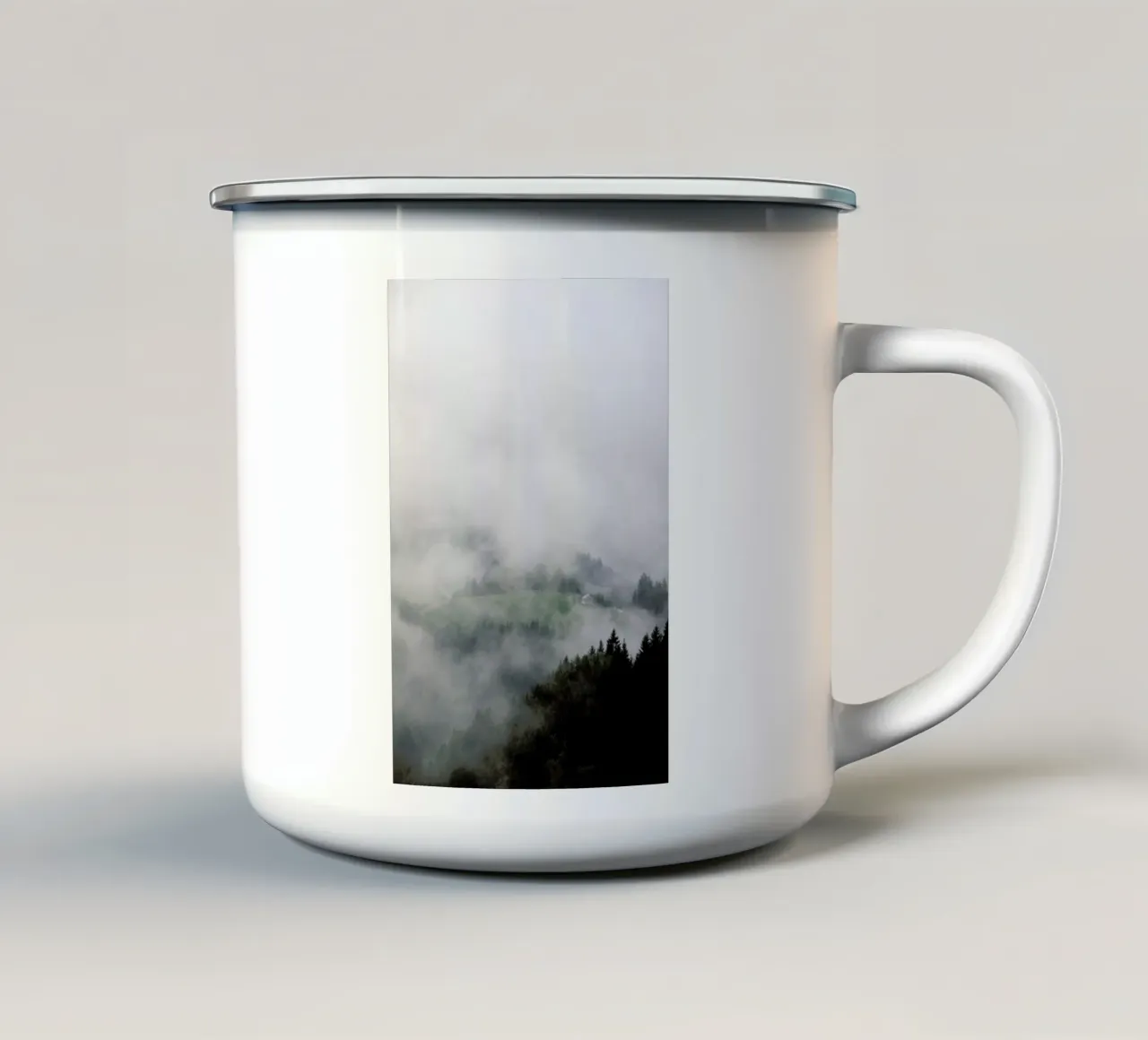 The House in the Mountains tazza in smalto da Studio Nahili