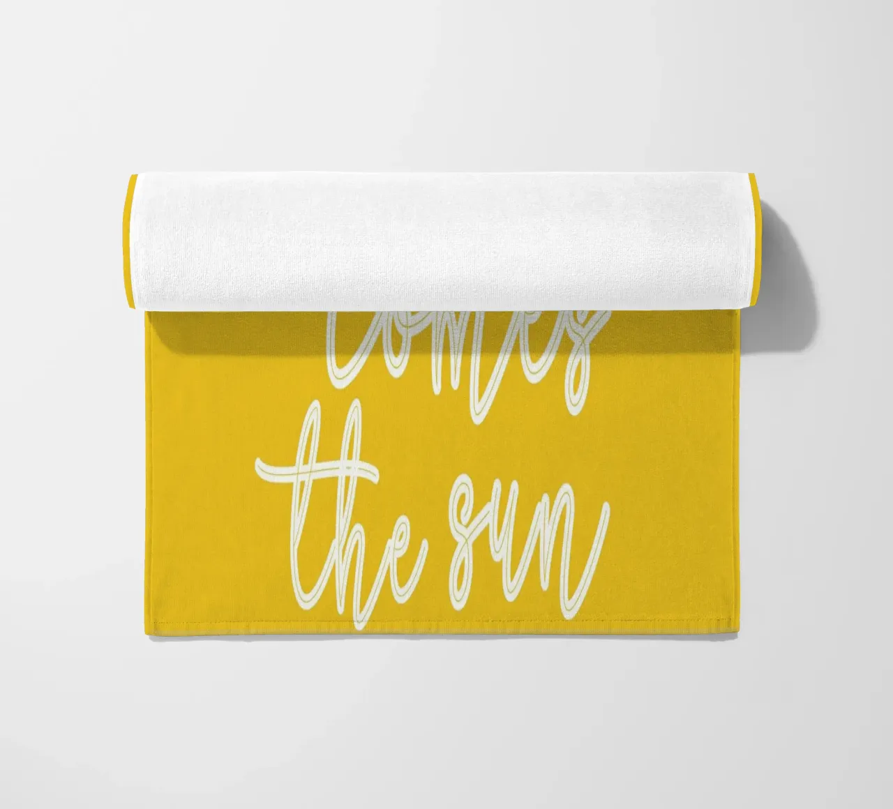 Hier komt de zon - Wit handgeschreven tekstontwerp strandhanddoek van Stilrausch