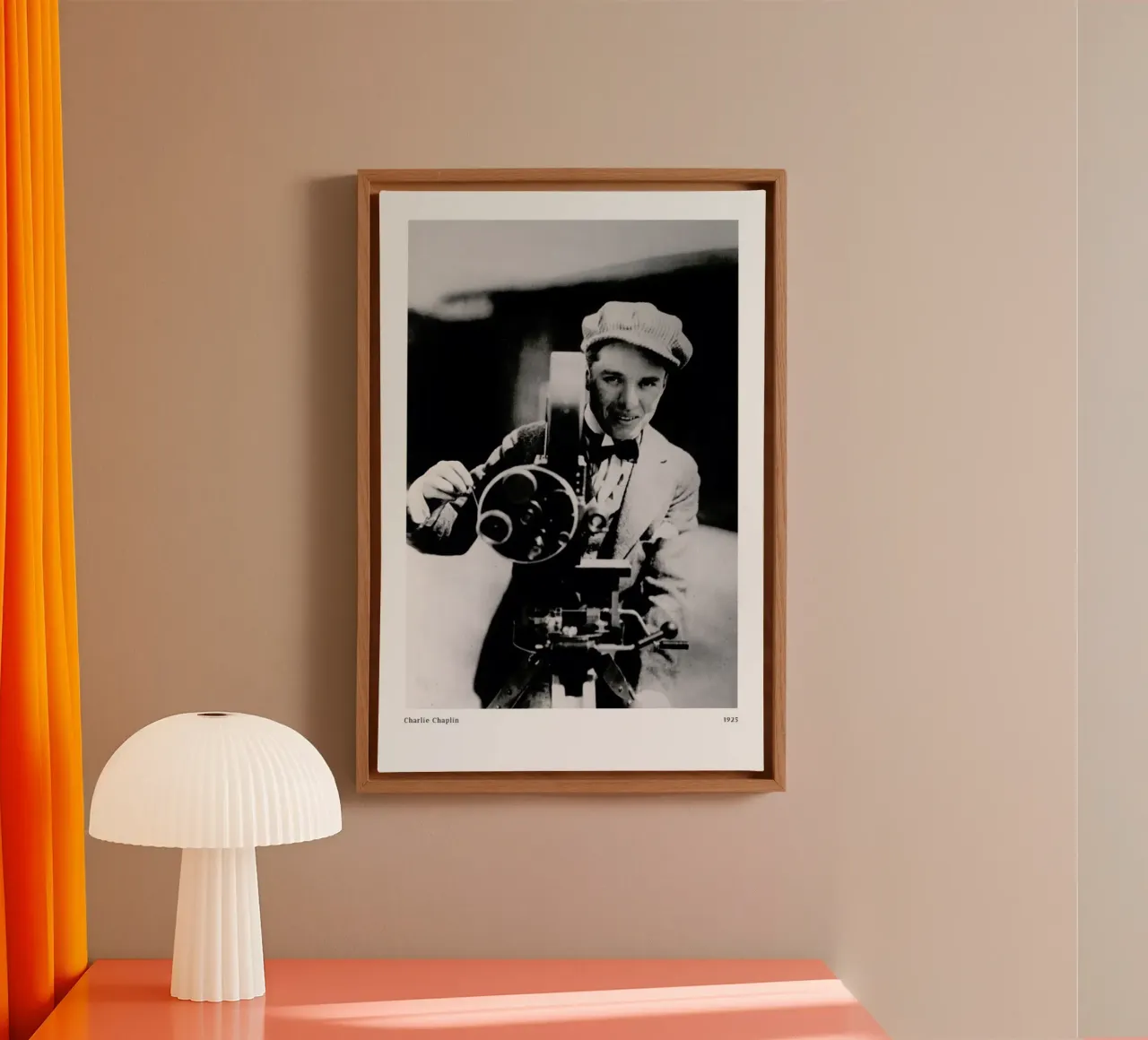 Charlie Chaplin tela con Cornice a cassetta da ARTOTHEK