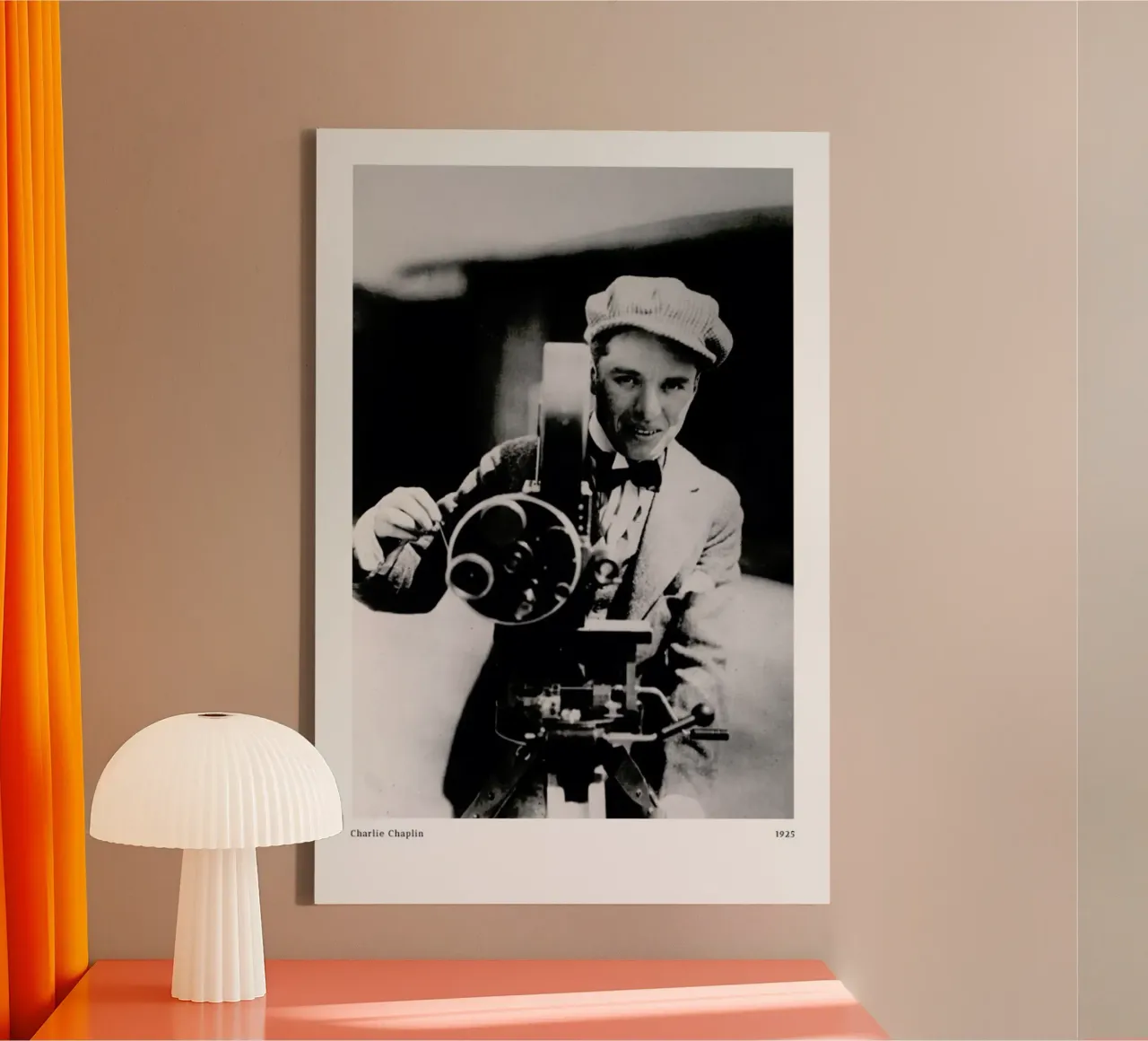 Charlie Chaplin tela con Cornice a cassetta da ARTOTHEK