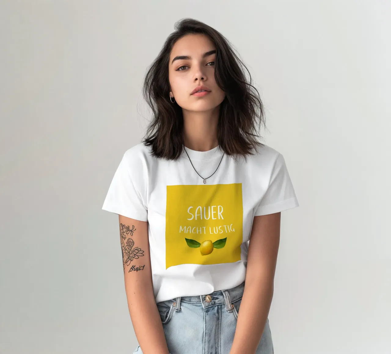 Sauer Macht Lustig - Zitrone auf gelbem Hintergrund T-Shirt von Stilrausch
