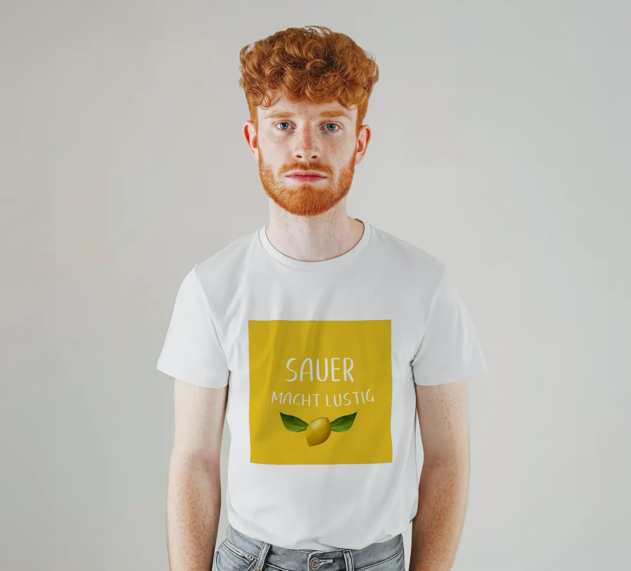 Sauer Macht Lustig - Zitrone auf gelbem Hintergrund T-Shirt von Stilrausch