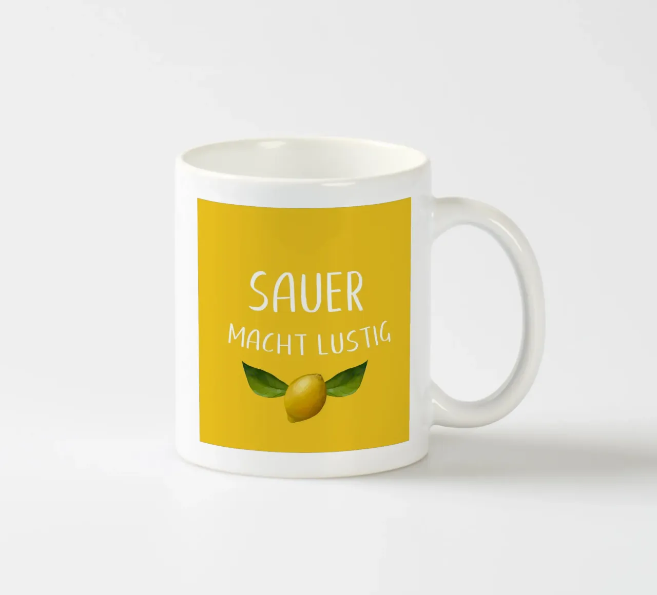 Sauer Macht Lustig - Zitrone auf gelbem Hintergrund Keramik Tasse von Stilrausch