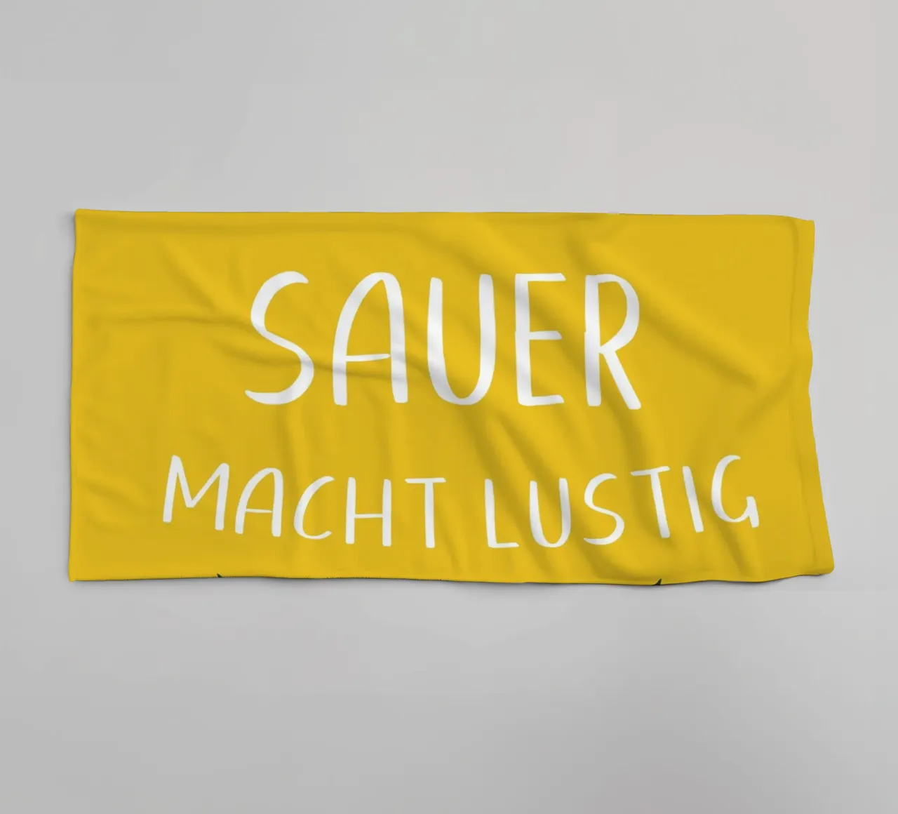 Sauer Macht Lustig - Zitrone auf gelbem Hintergrund Handtuch von Stilrausch
