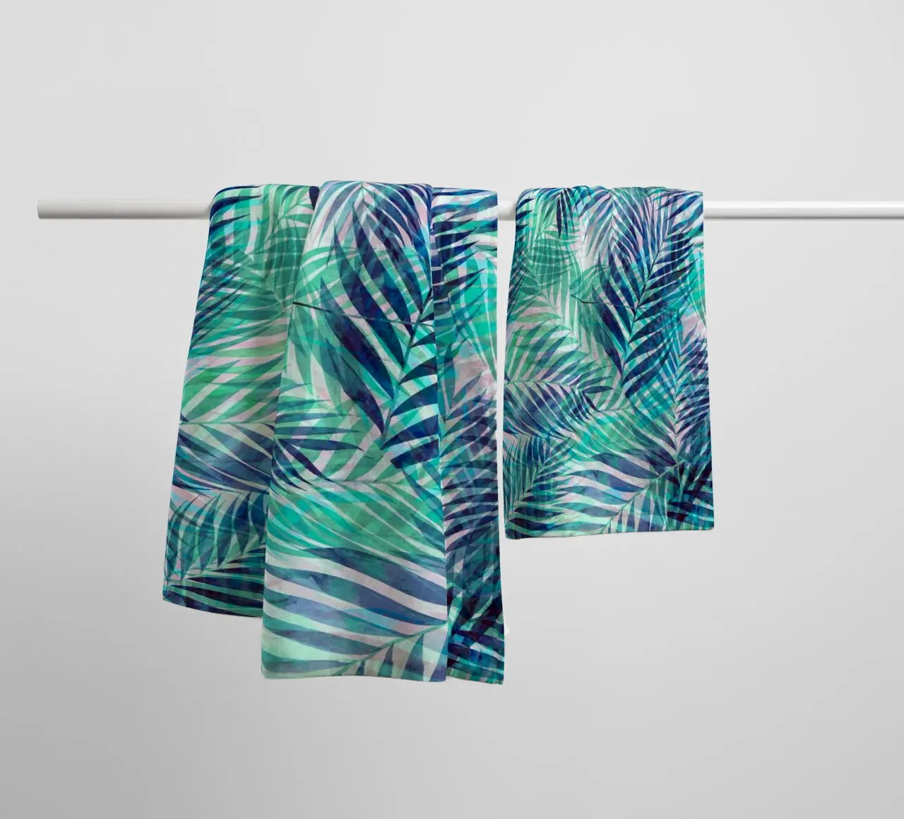 Feuilles de palmier vert indigo serviette de bain de SilverPegasus