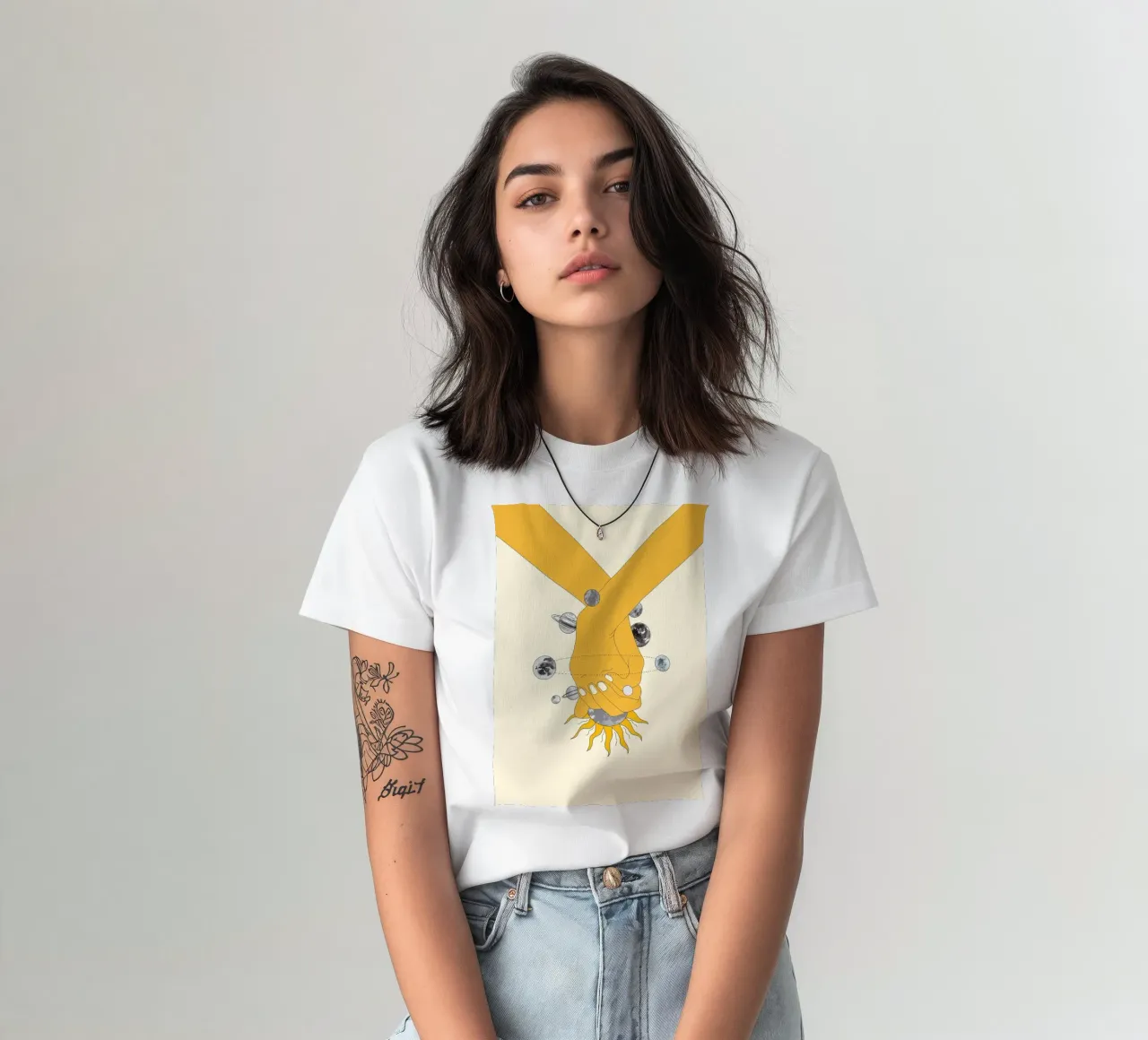 Everything Revolves Around Us t-shirt da Nadjaa