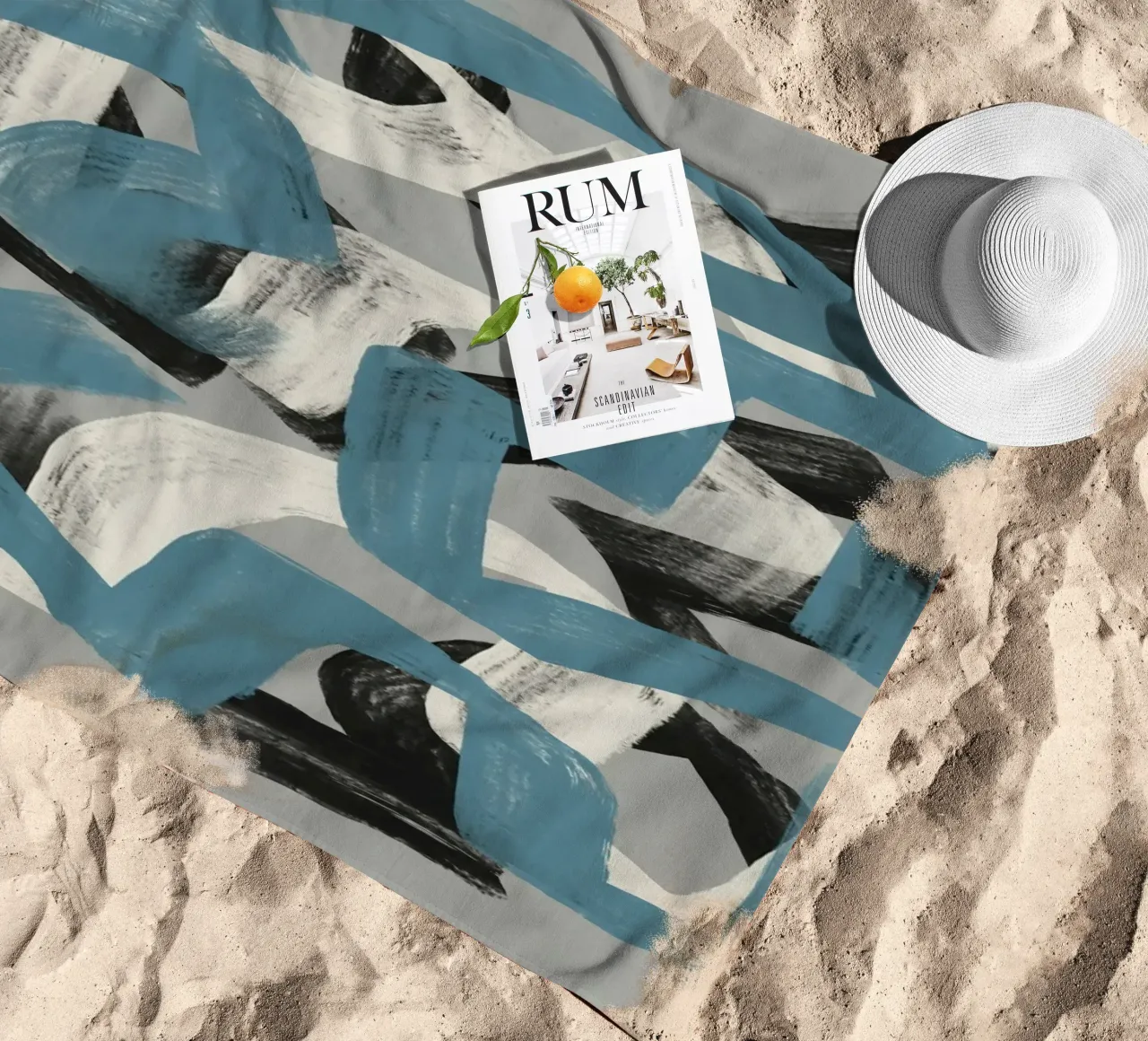 Droog penseel abstract in grijs strandhanddoek van Little Dean