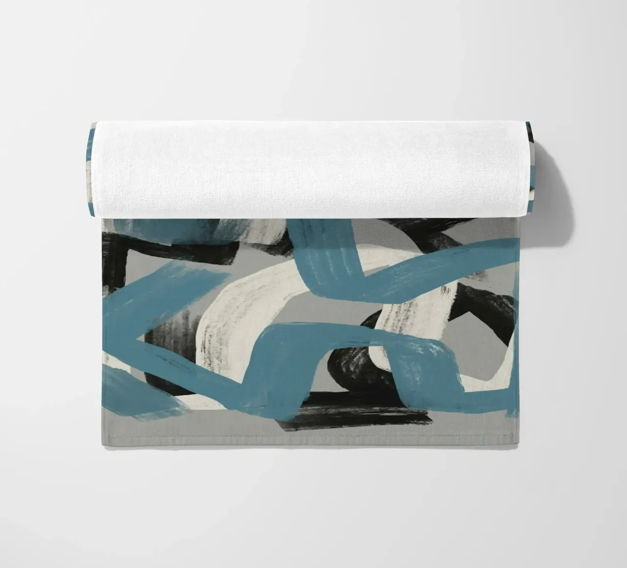 Droog penseel abstract in grijs strandhanddoek van Little Dean