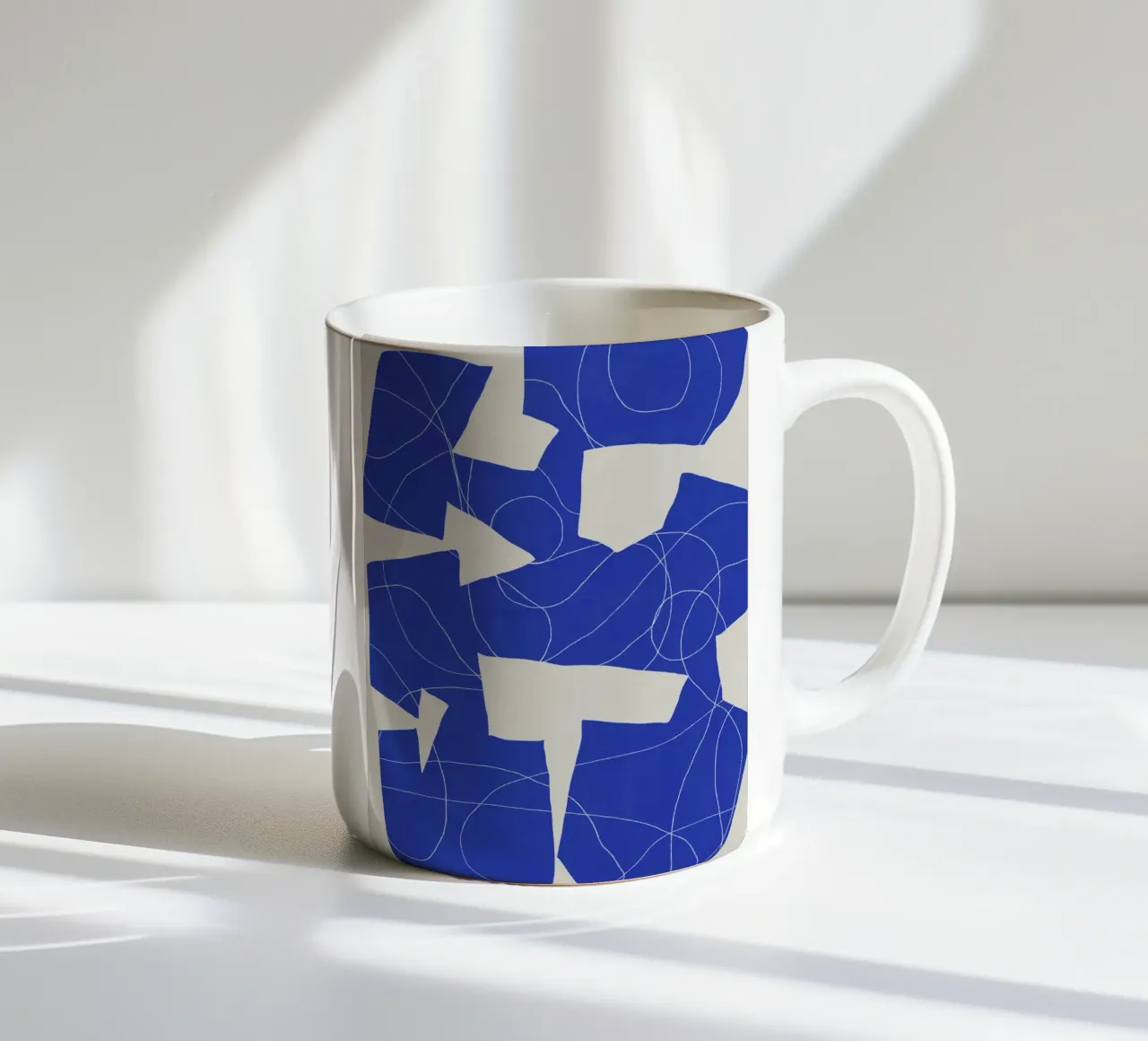Taglio di carta blu tazza in ceramica da Little Dean