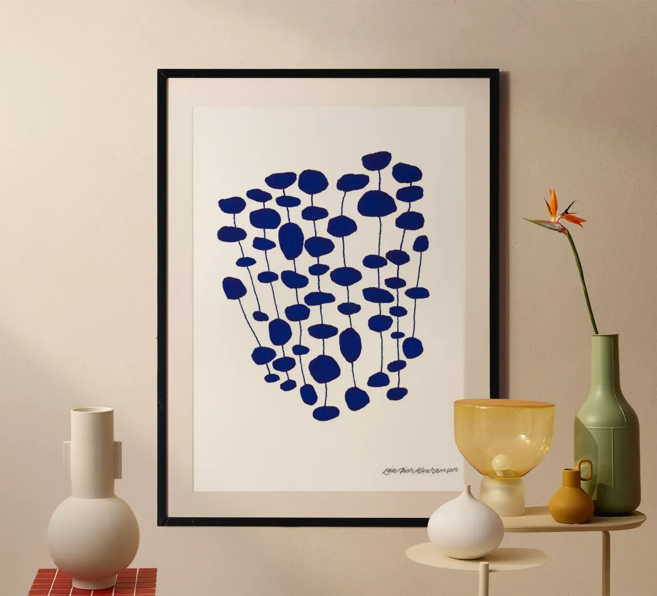 Foresta di perle blu poster con telaio in legno da Birgitpopshop