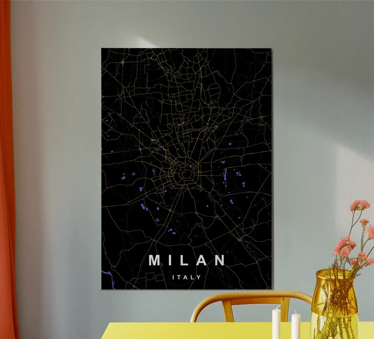 Mappa della città di Milano in nero e oro poster con telaio in legno da Cartographers Library