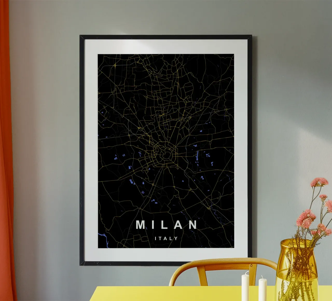 Mappa della città di Milano in nero e oro poster con telaio in legno da Cartographers Library