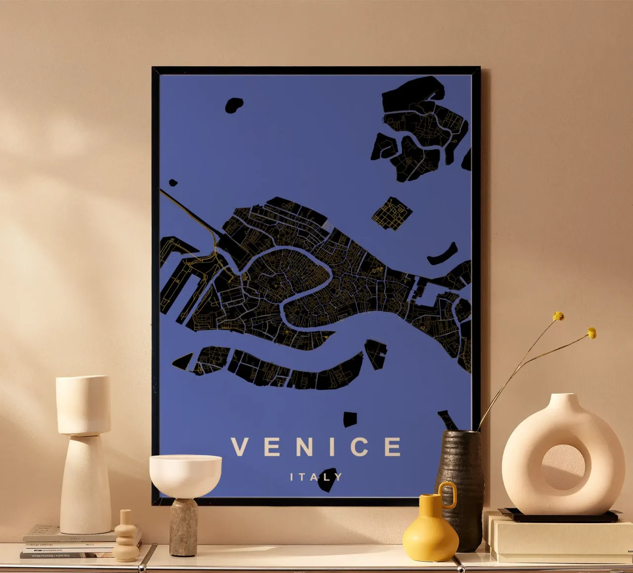 Mappa della città di Venezia in nero e oro poster con telaio in legno da Cartographers Library