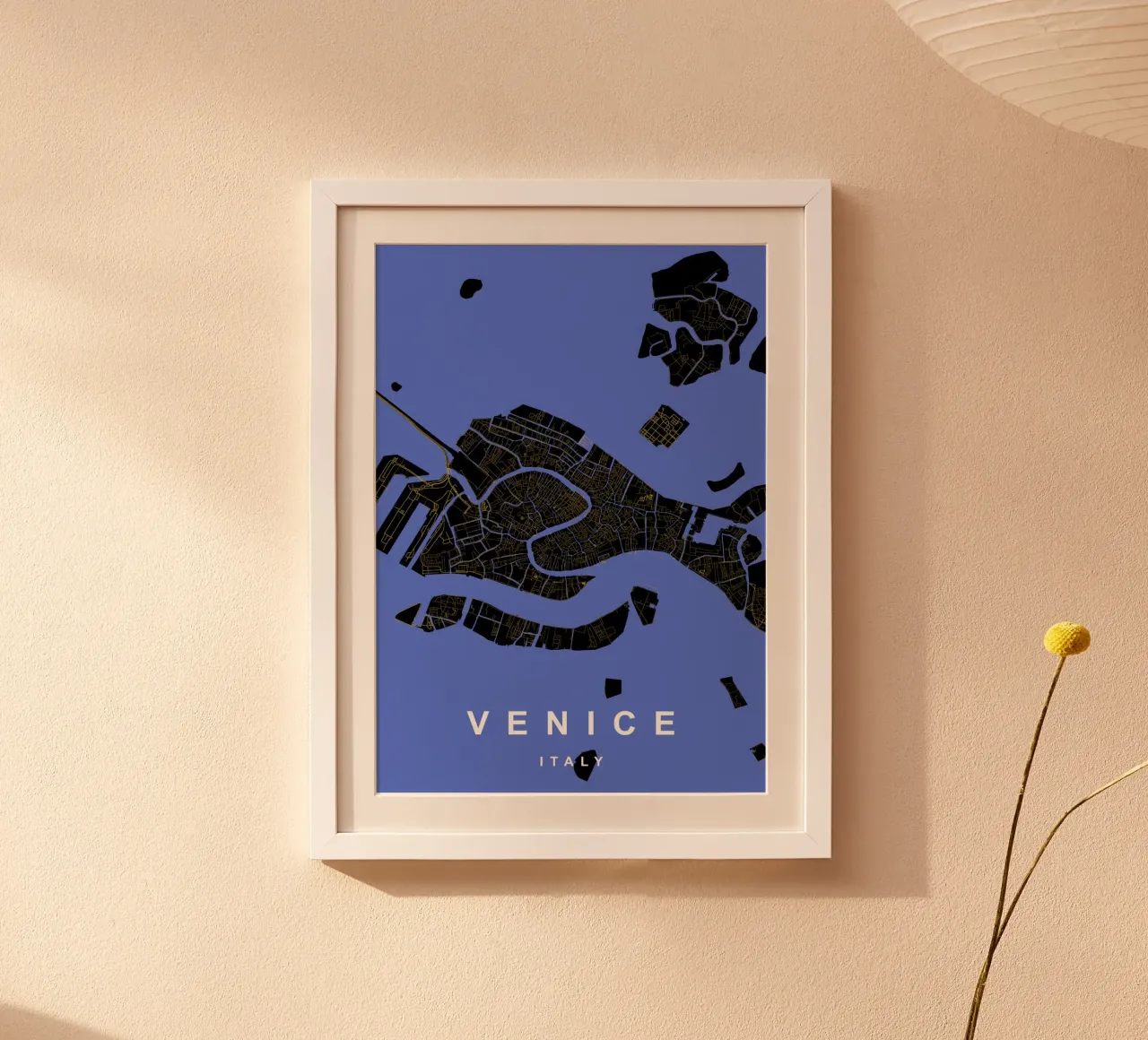 Mappa della città di Venezia in nero e oro poster con telaio in legno da Cartographers Library