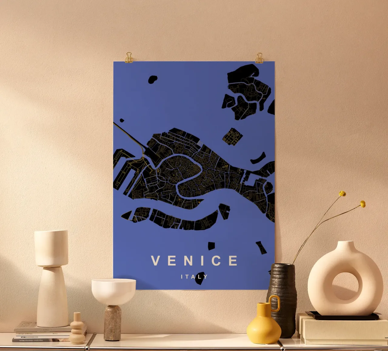 Mappa della città di Venezia in nero e oro poster con telaio in legno da Cartographers Library