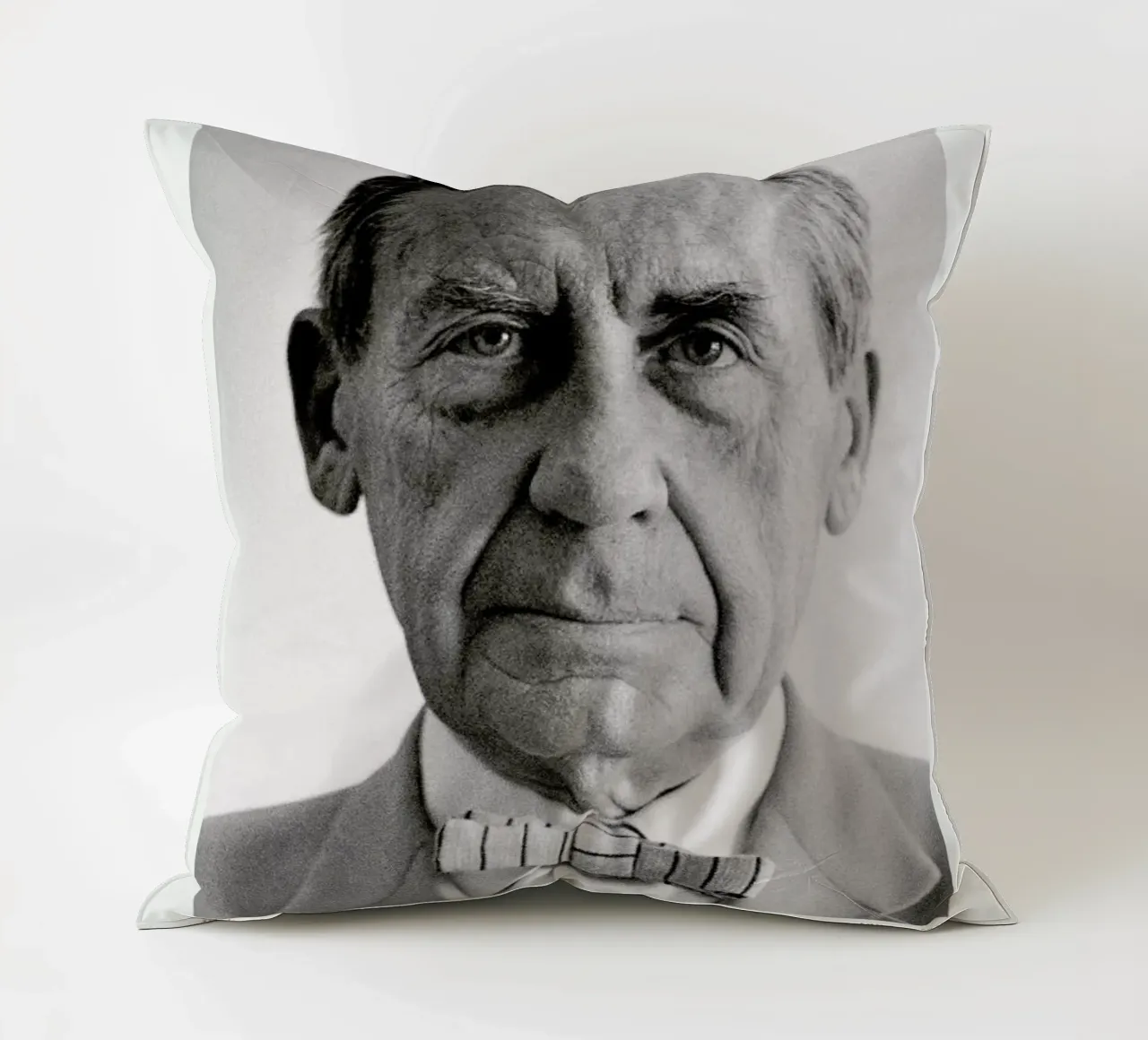 Franz Hubmann - Portrait of Walter Gropius cuscino da ARTOTHEK