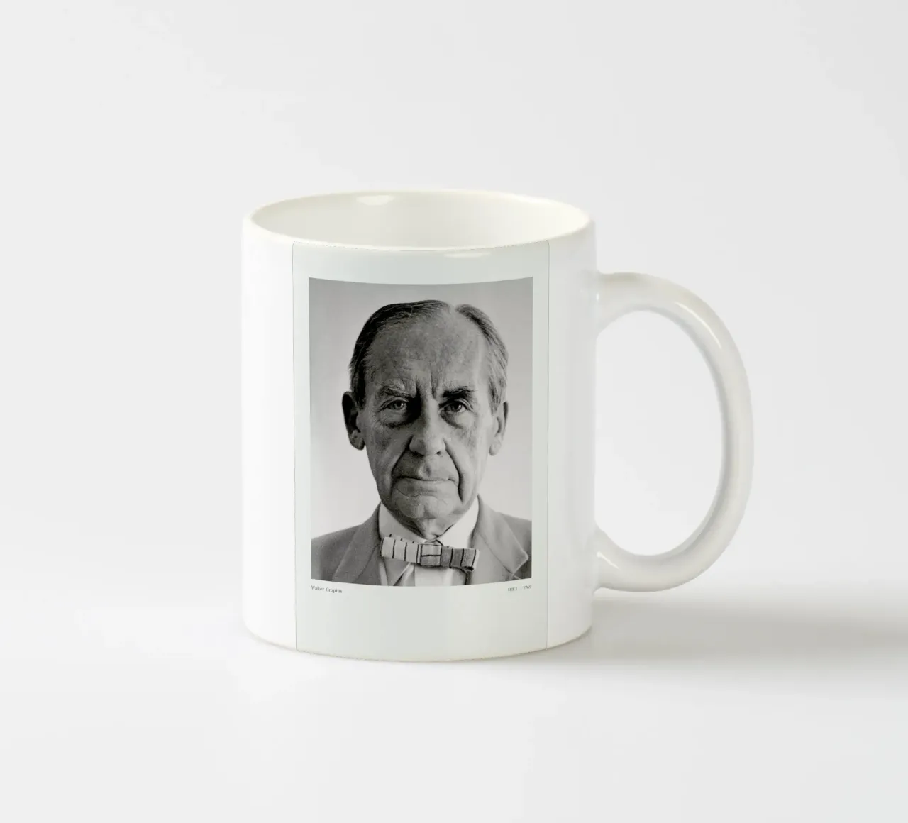 Franz Hubmann - Portrait of Walter Gropius tazza in ceramica da ARTOTHEK