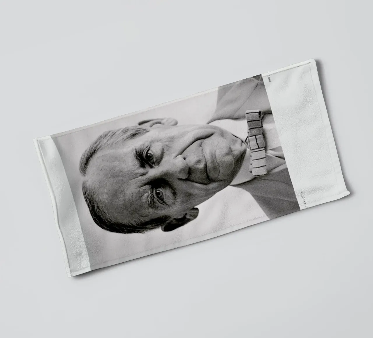 Franz Hubmann - Portrait of Walter Gropius asciugamano da bagno da ARTOTHEK