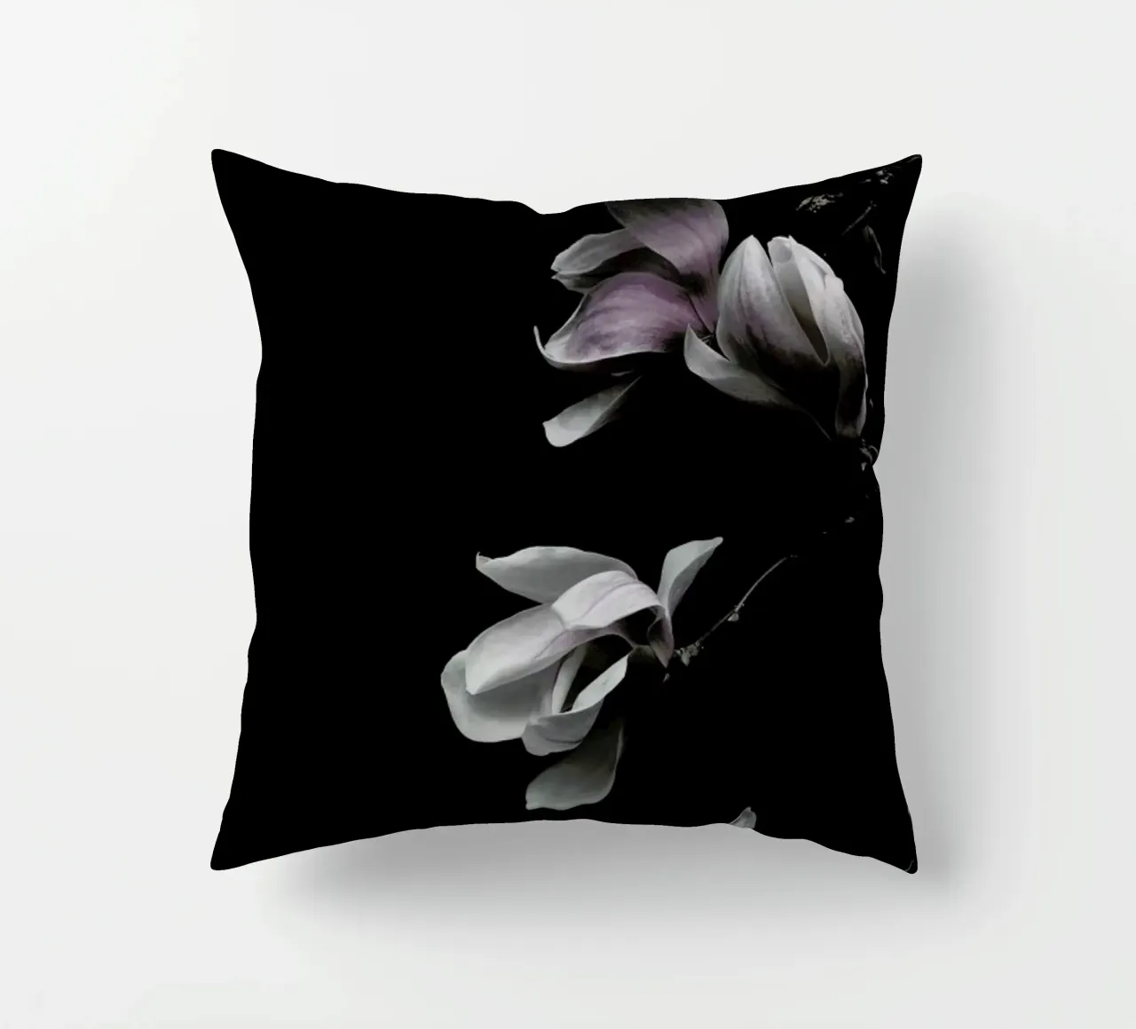 Minimal Magnolia On Black cuscino da Studio Nahili