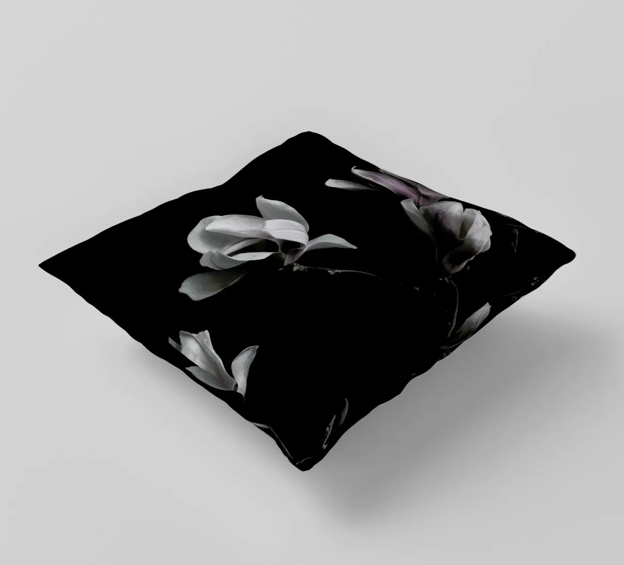 Minimal Magnolia On Black cuscino da Studio Nahili