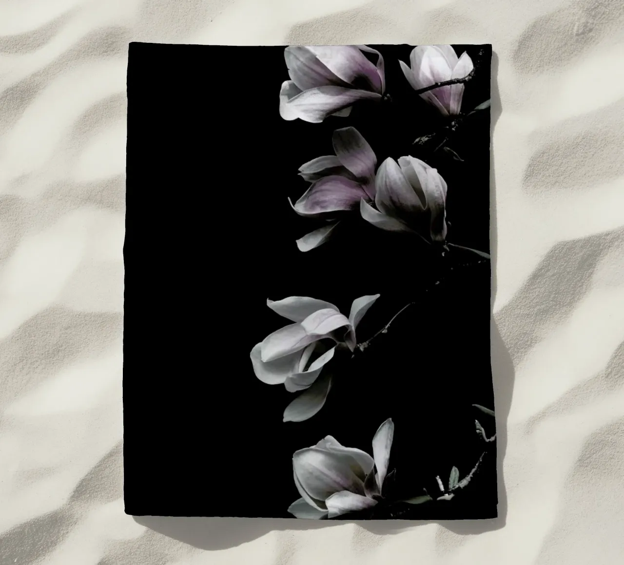 Minimal Magnolia On Black telo mare da Studio Nahili