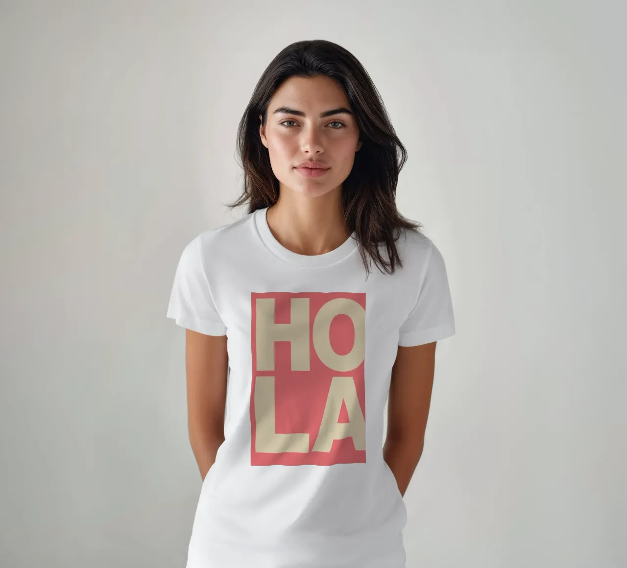 HOLA – Bold Greeting - Spanish Hello t-shirt da QuooodZ by MooodzArt