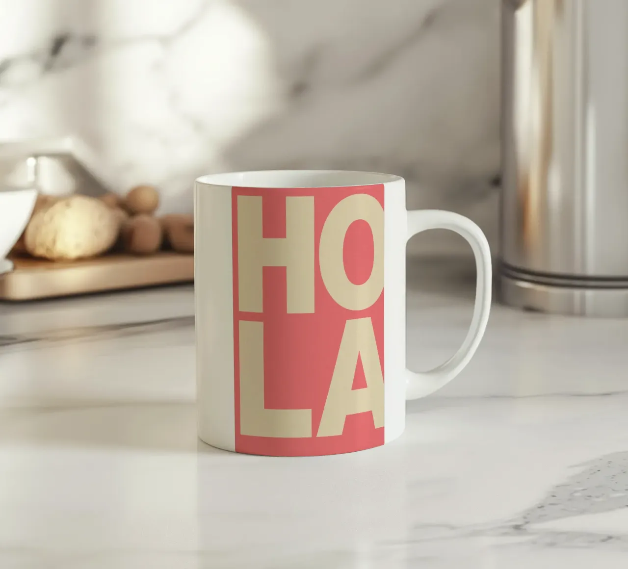 HOLA – Bold Greeting - Spanish Hello tazza in ceramica da QuooodZ by MooodzArt