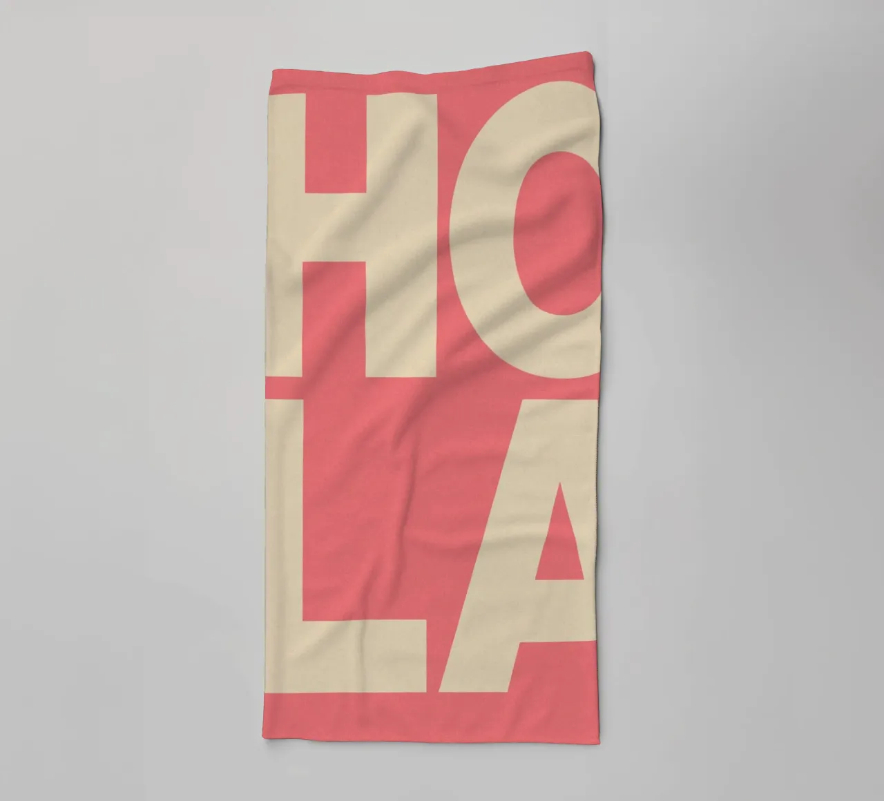 HOLA – Bold Greeting - Spanish Hello asciugamano da bagno da QuooodZ by MooodzArt