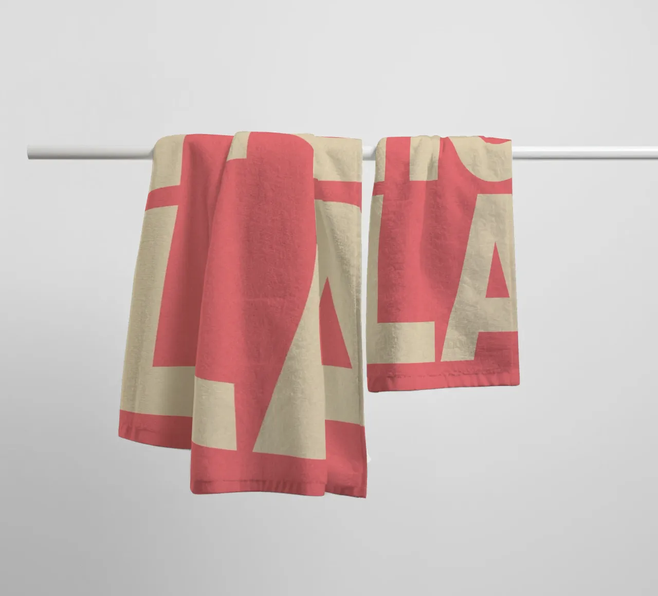 HOLA – Bold Greeting - Spanish Hello asciugamano da bagno da QuooodZ by MooodzArt