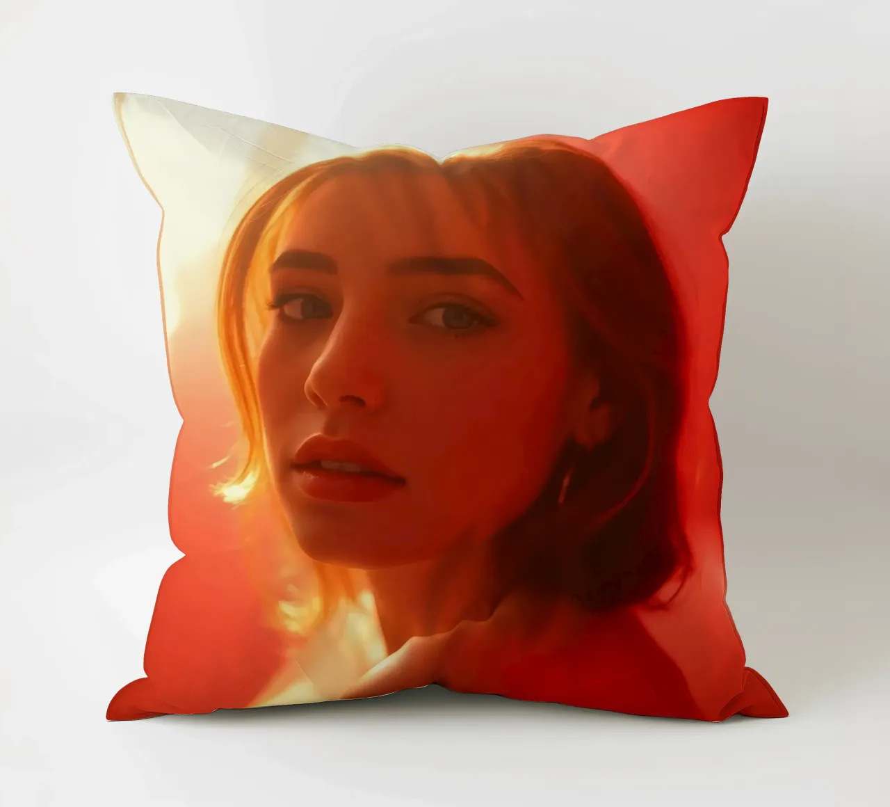 Portrait captivant d'une jeune femme baignant dans la lumière chaude du soleil coussin de DesignDoodle