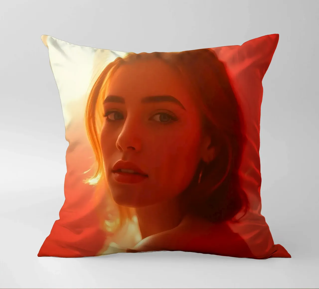 Portrait captivant d'une jeune femme baignant dans la lumière chaude du soleil coussin de DesignDoodle