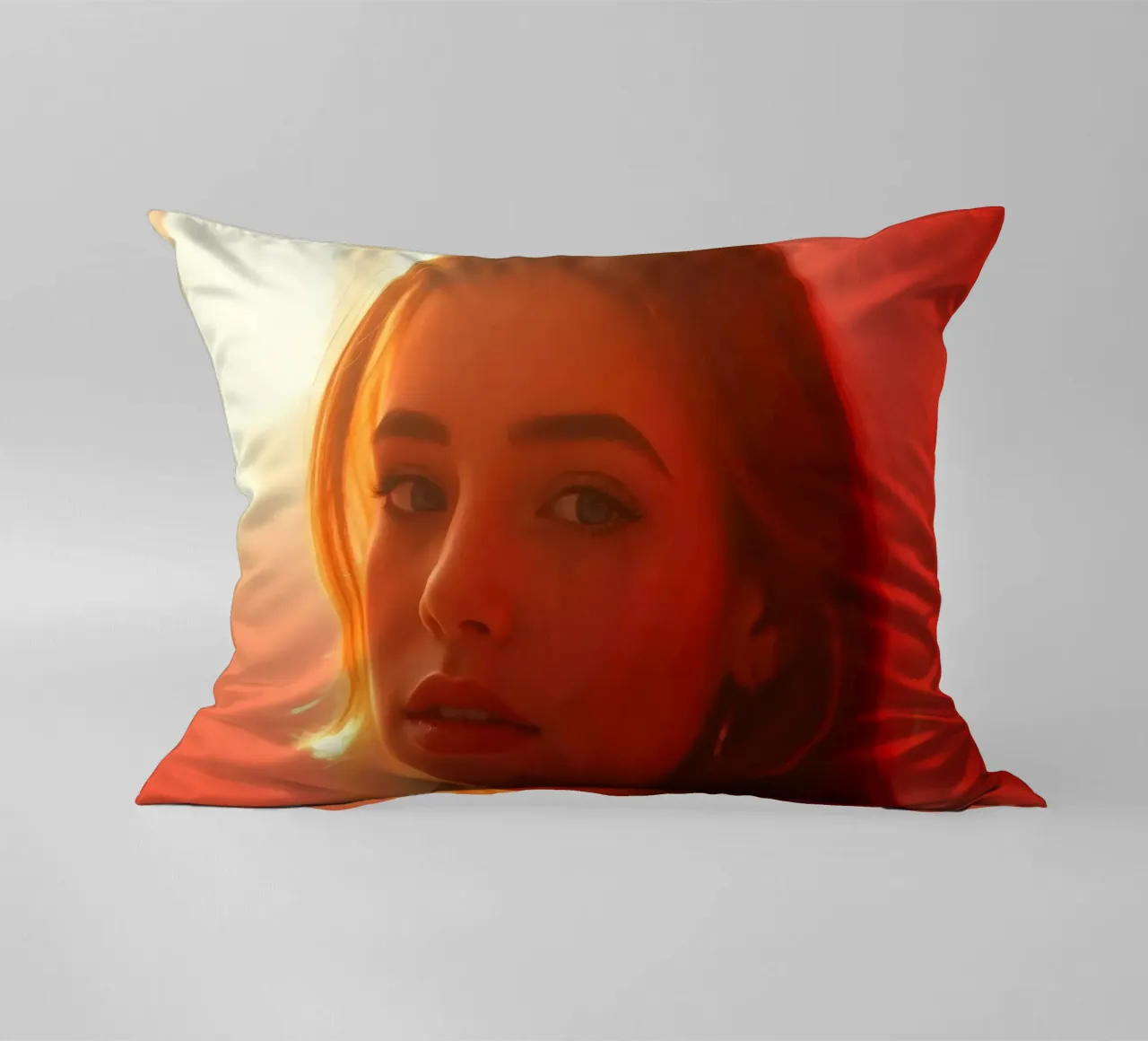 Portrait captivant d'une jeune femme baignant dans la lumière chaude du soleil coussin de DesignDoodle