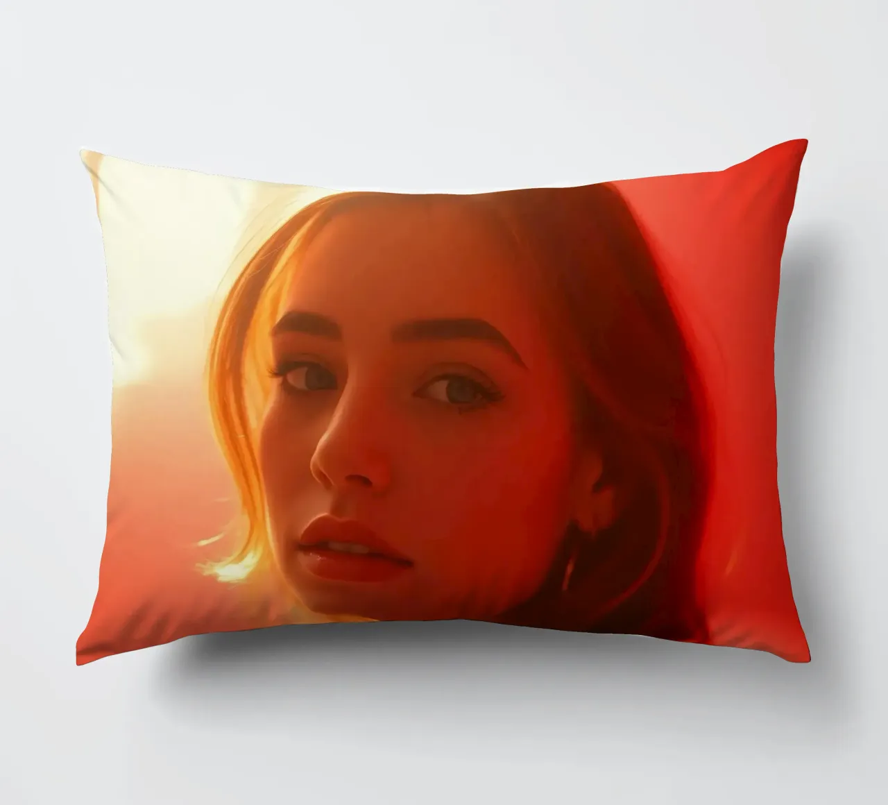 Portrait captivant d'une jeune femme baignant dans la lumière chaude du soleil coussin de DesignDoodle