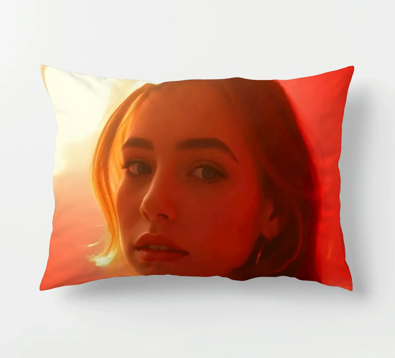 Portrait captivant d'une jeune femme baignant dans la lumière chaude du soleil coussin de DesignDoodle