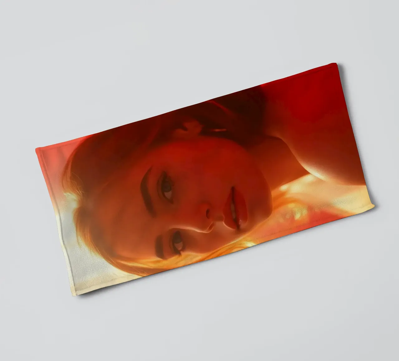Portrait captivant d'une jeune femme baignant dans la lumière chaude du soleil serviette de bain de DesignDoodle