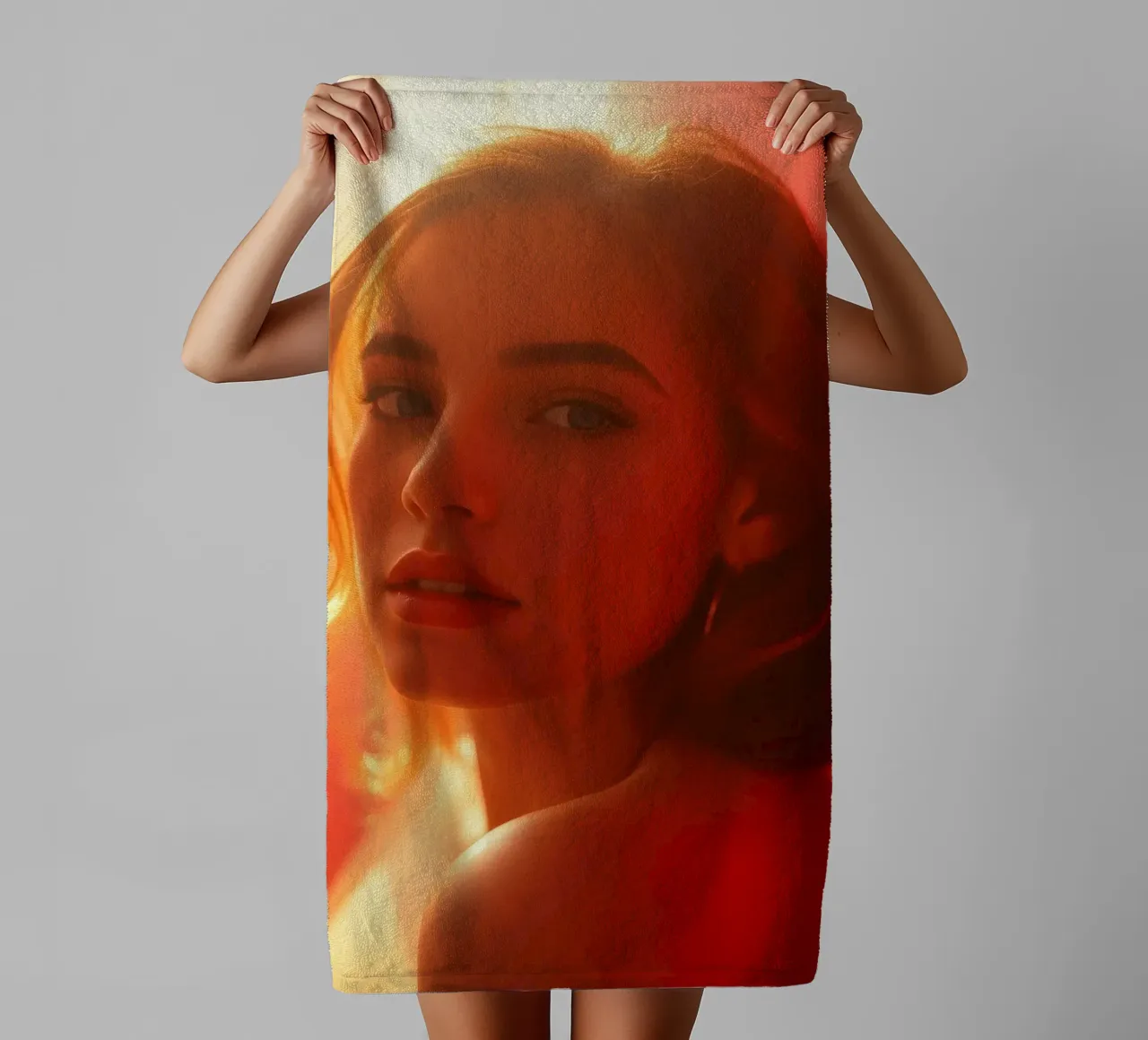 Portrait captivant d'une jeune femme baignant dans la lumière chaude du soleil serviette de bain de DesignDoodle