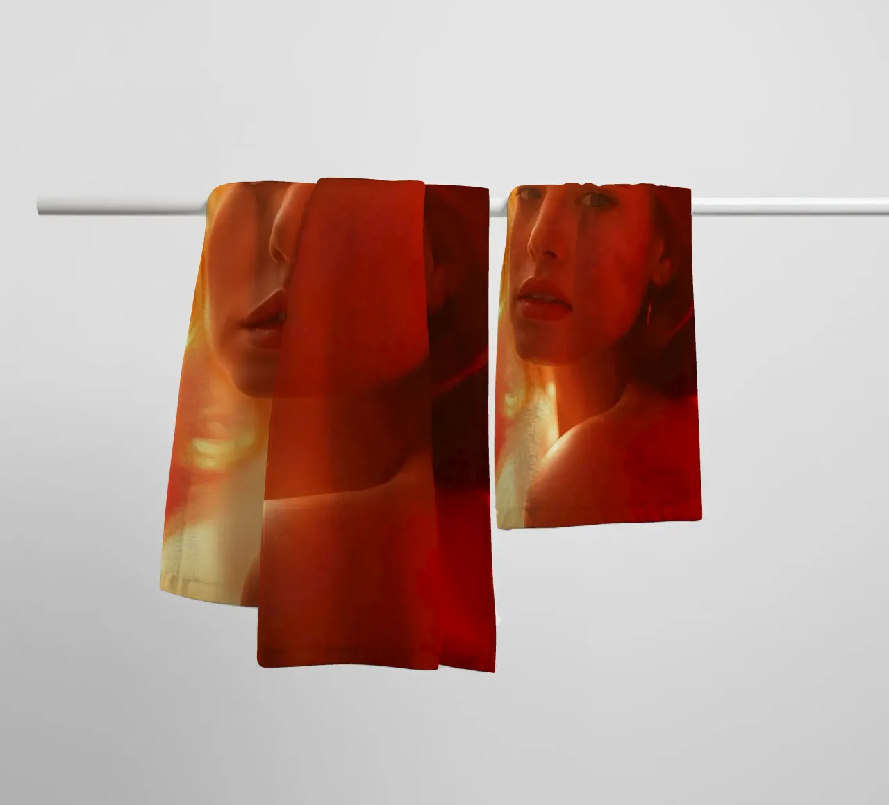 Portrait captivant d'une jeune femme baignant dans la lumière chaude du soleil serviette de bain de DesignDoodle