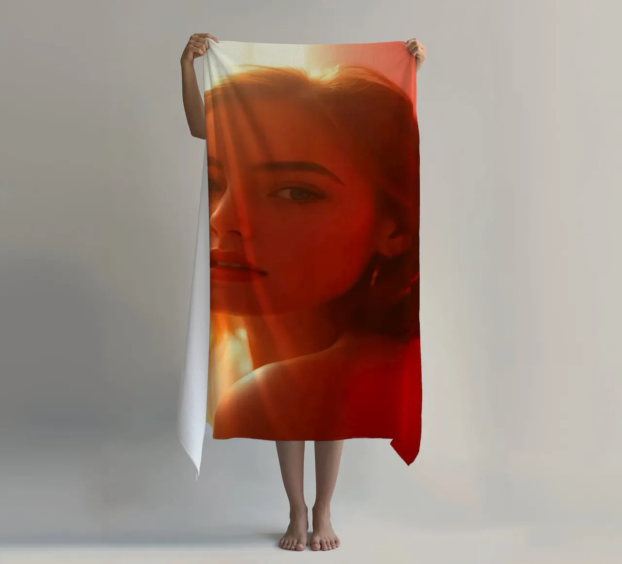 Portrait captivant d'une jeune femme baignant dans la lumière chaude du soleil serviette de plage de DesignDoodle