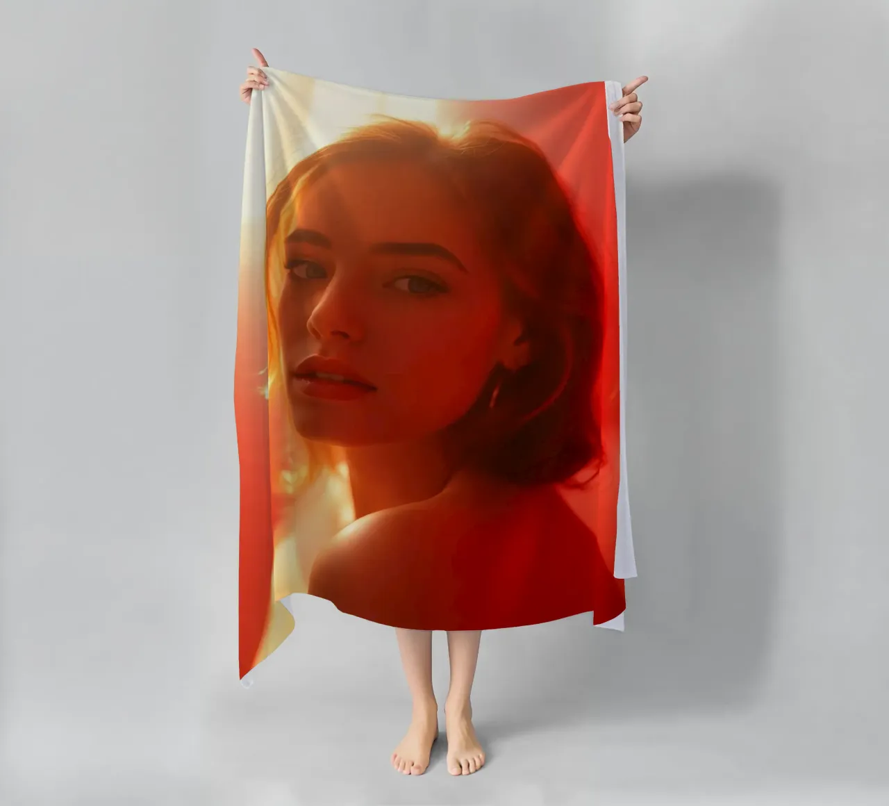 Portrait captivant d'une jeune femme baignant dans la lumière chaude du soleil serviette de plage de DesignDoodle