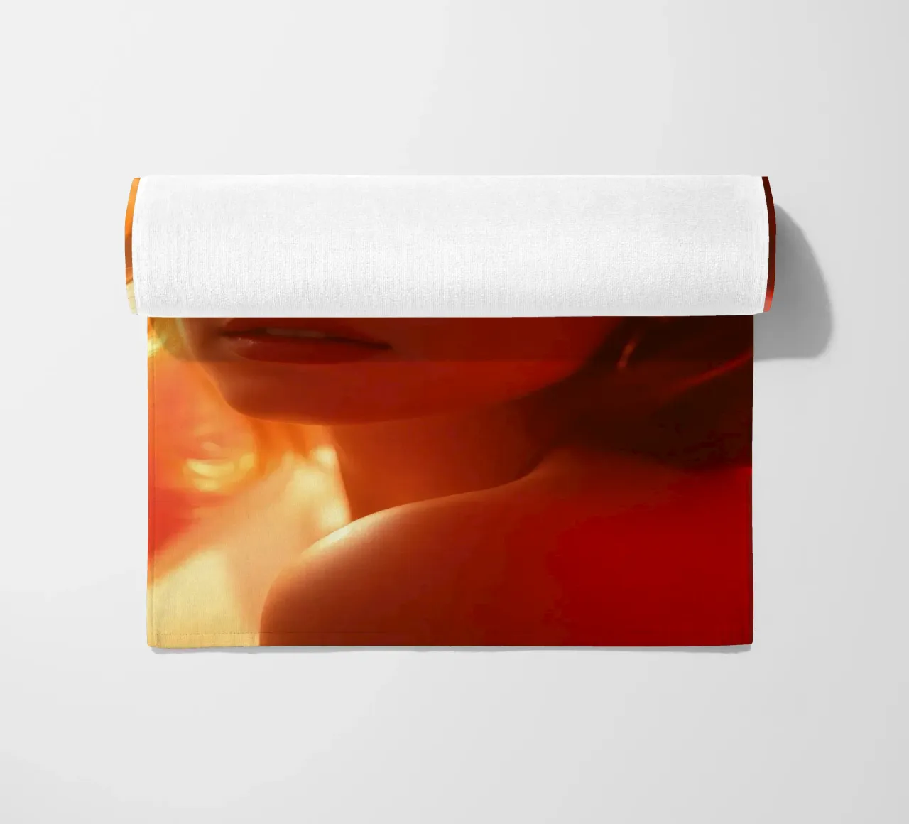 Portrait captivant d'une jeune femme baignant dans la lumière chaude du soleil serviette de plage de DesignDoodle