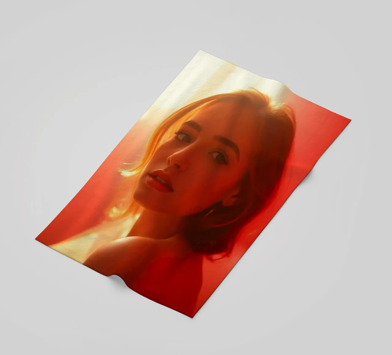Portrait captivant d'une jeune femme baignant dans la lumière chaude du soleil serviette de plage de DesignDoodle