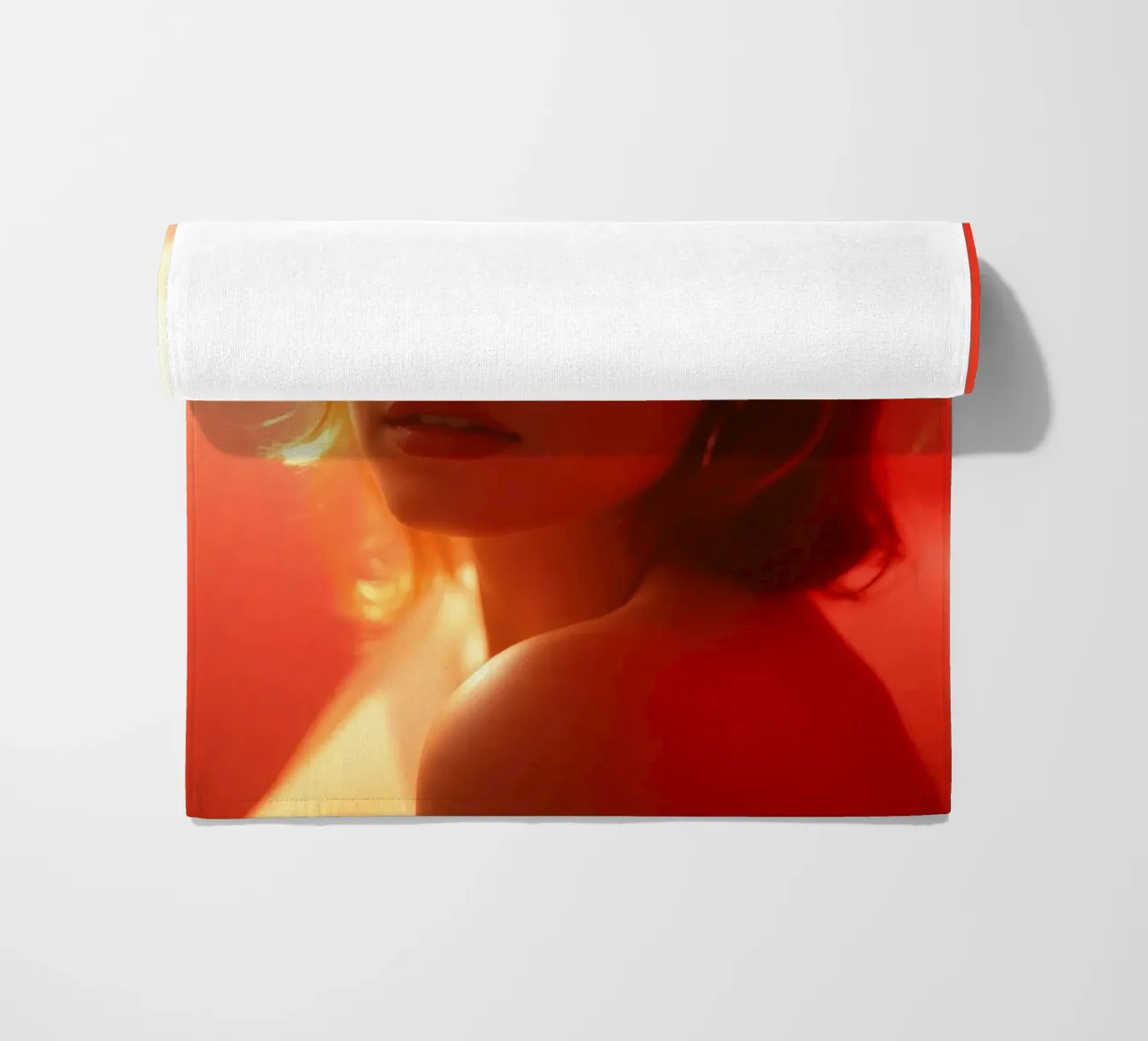 Portrait captivant d'une jeune femme baignant dans la lumière chaude du soleil serviette de plage de DesignDoodle