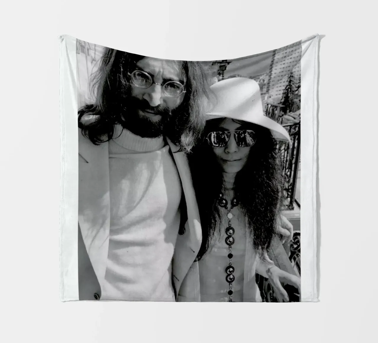 John Lennon and Yoko Ono coperta in pile da ARTOTHEK