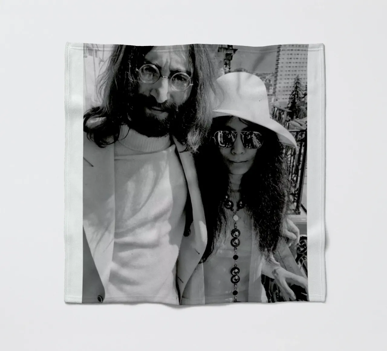 John Lennon and Yoko Ono coperta in pile da ARTOTHEK