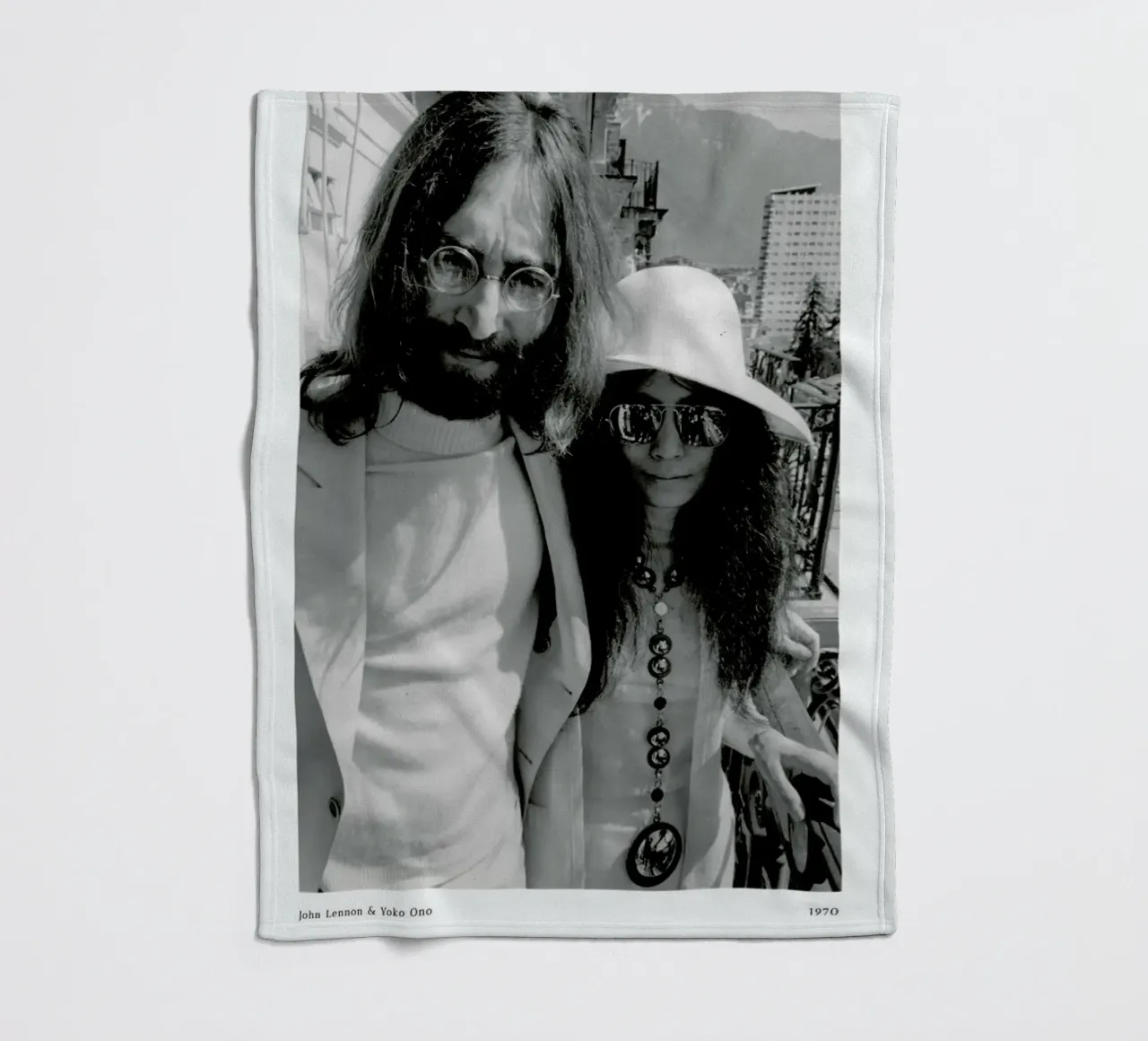 John Lennon and Yoko Ono coperta in pile da ARTOTHEK