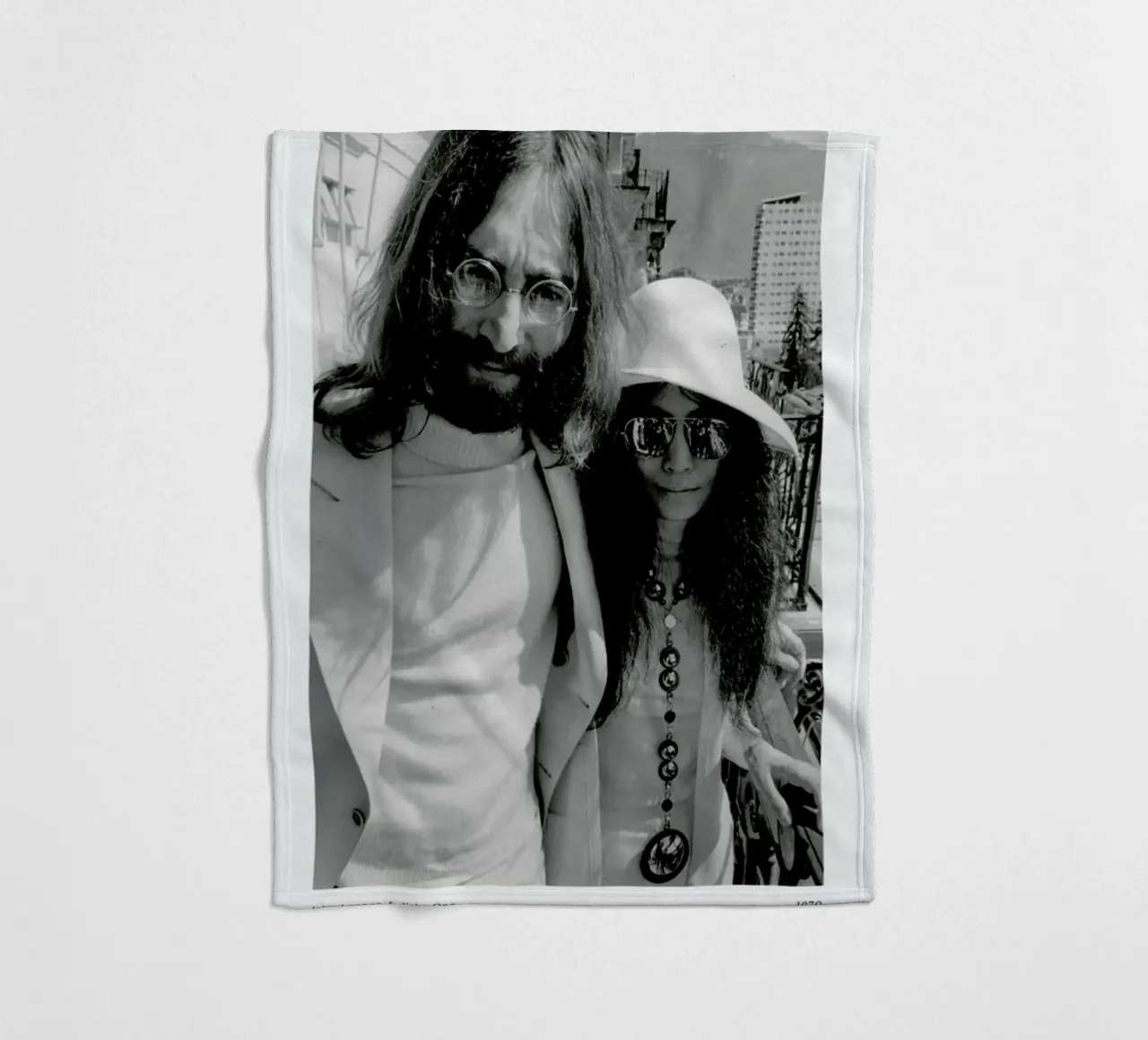 John Lennon and Yoko Ono coperta in pile da ARTOTHEK