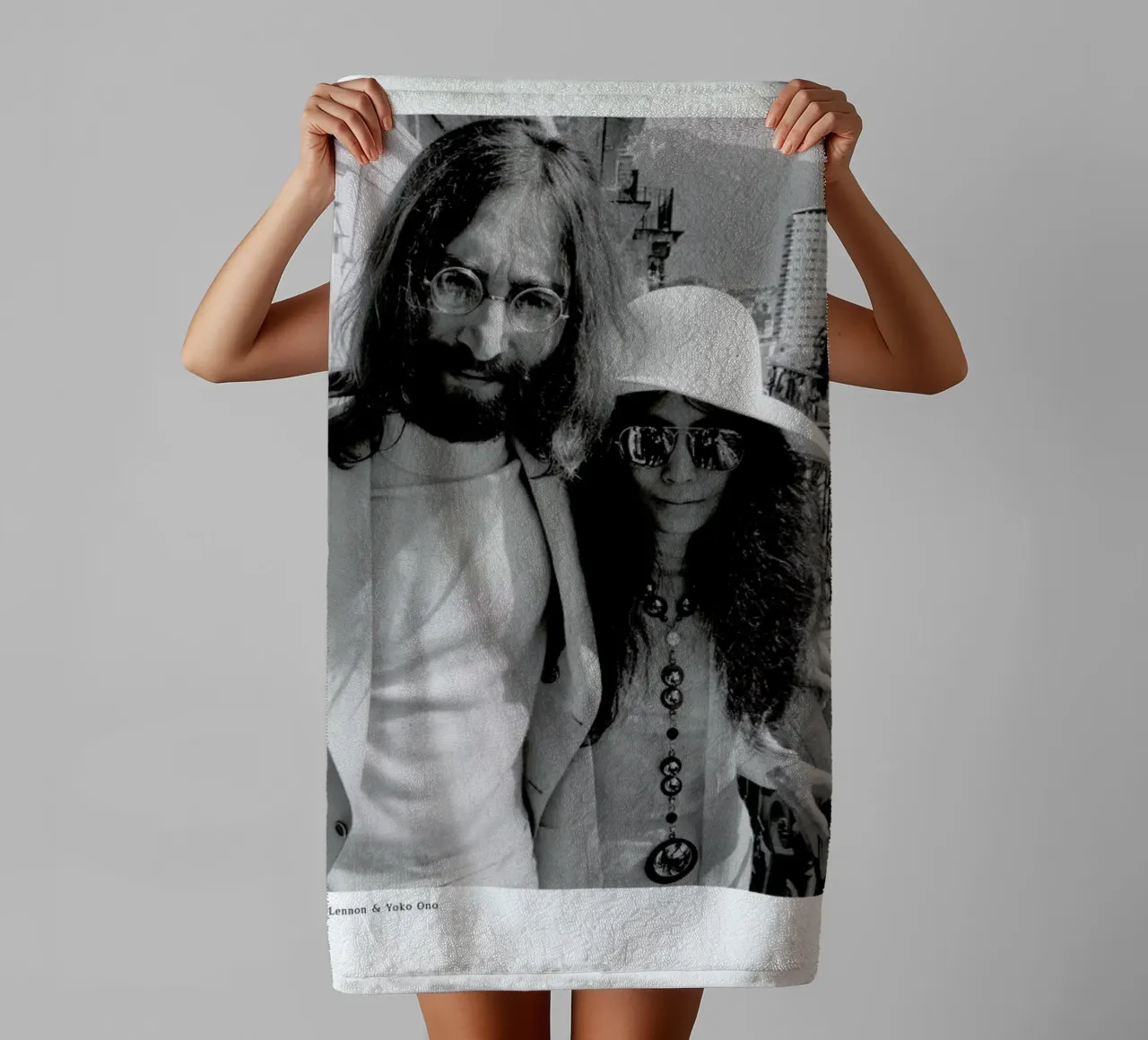 John Lennon and Yoko Ono asciugamano da bagno da ARTOTHEK