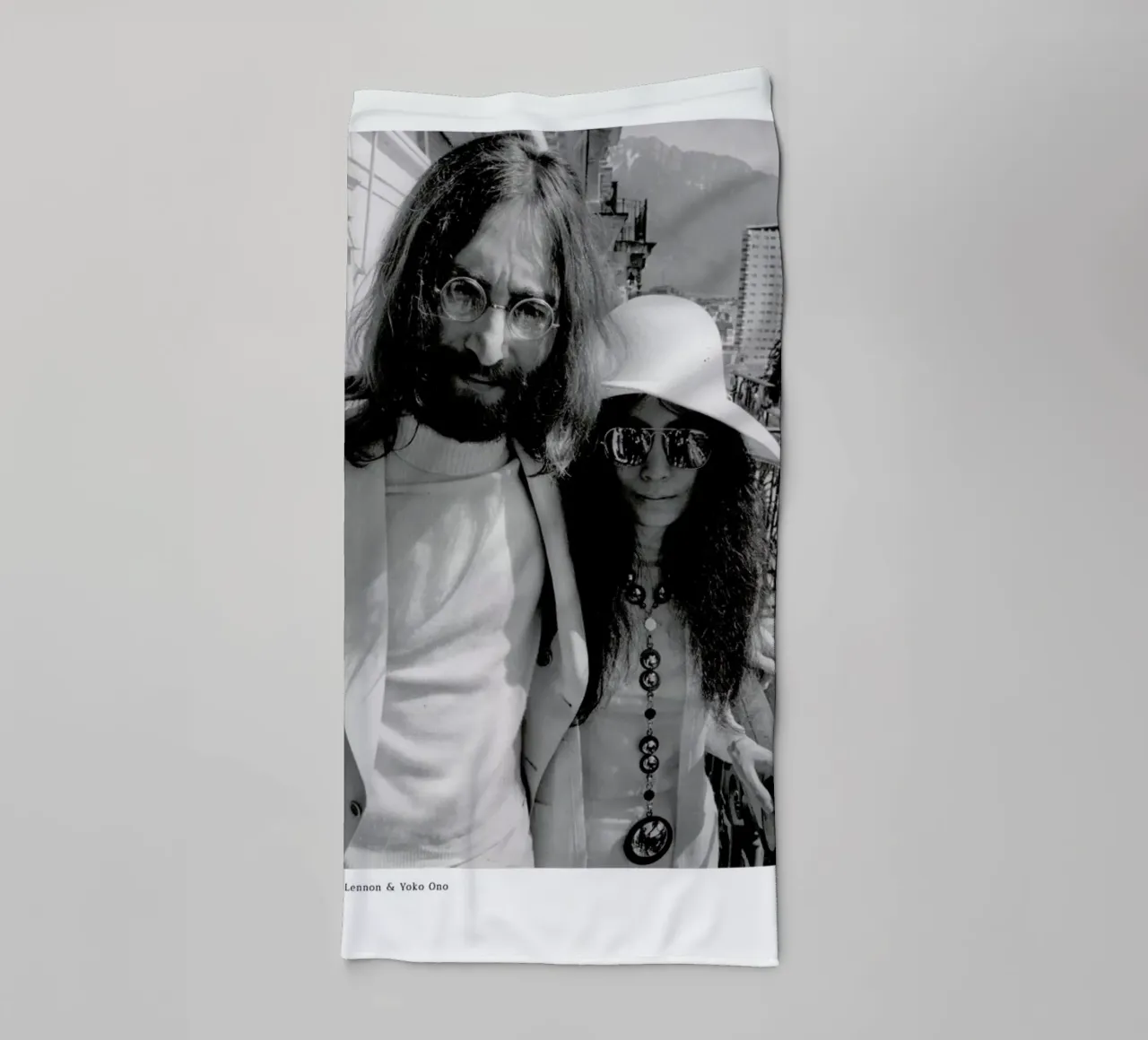 John Lennon and Yoko Ono asciugamano da bagno da ARTOTHEK