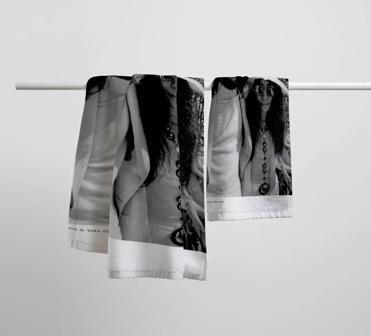 John Lennon and Yoko Ono asciugamano da bagno da ARTOTHEK
